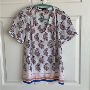 BR SS Ezra Tucked Sleeve V-neck white/paisley EUC